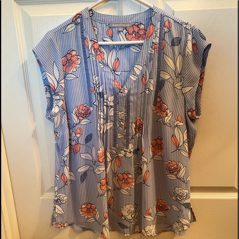 Daniel Rainn Blouse.  Size: Large. Length: 27”.  Like New Condition.
